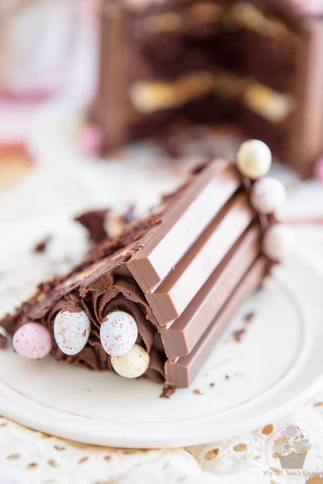 Kit-Kat Barrel Cake ~ Vanilla Cake with Chocolate Buttercream Frosting -  The Big Sweet Tooth