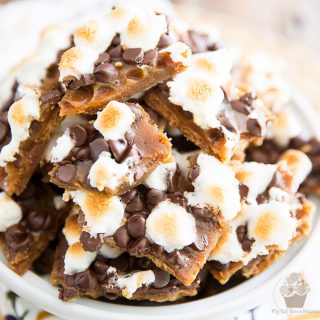 This S'mores Cracker Toffee should in fact be called Crack Toffee: once you start, you just can't stop! We're talking graham crackers drenched in loads of butter, topped with a generous layer of crunchy toffee, creamy chocolate chips and chewy golden marshmallows... s'mores never tasted so good!