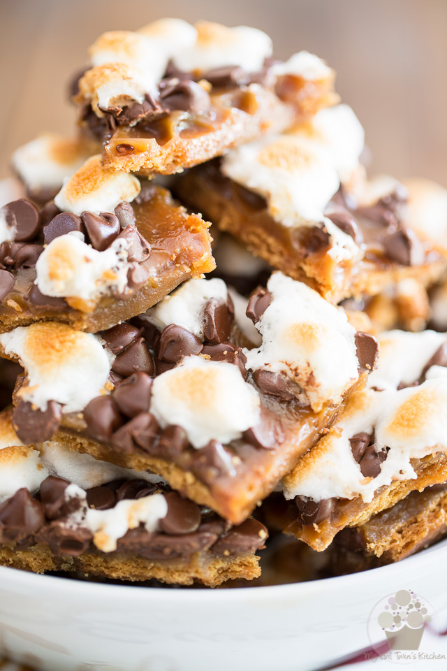 This S'mores Cracker Toffee should in fact be called Crack Toffee: once you start, you just can't stop! We're talking graham crackers drenched in loads of butter, topped with a generous layer of crunchy toffee, creamy chocolate chips and chewy golden marshmallows... s'mores never tasted so good! 