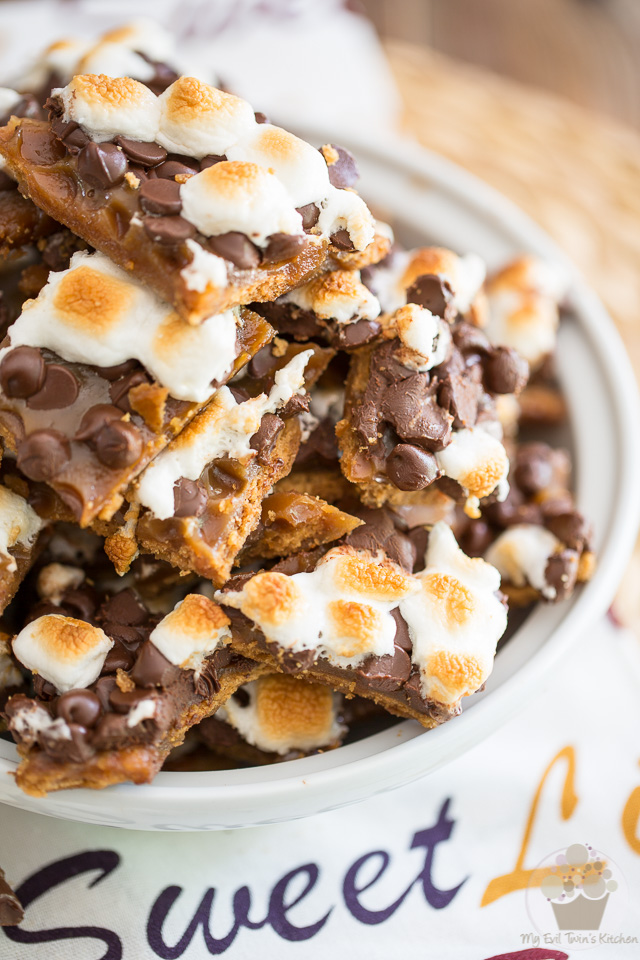 This S'mores Cracker Toffee should in fact be called Crack Toffee: once you start, you just can't stop! We're talking graham crackers drenched in loads of butter, topped with a generous layer of crunchy toffee, creamy chocolate chips and chewy golden marshmallows... s'mores never tasted so good! 