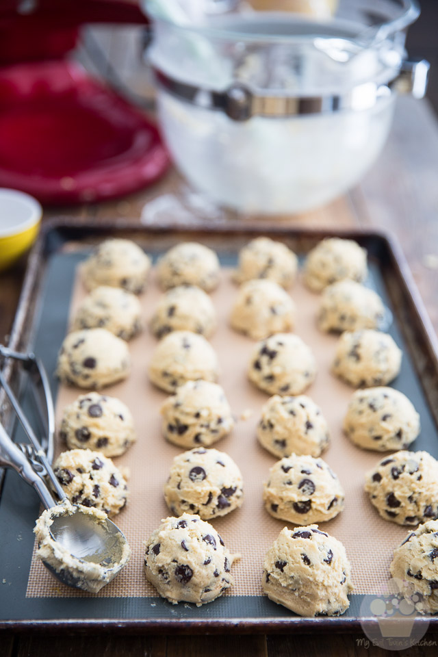 Soft and Chewy Chocolate Chip Cookies | Recipe and step-by-step instructions on eviltwin.kitchen