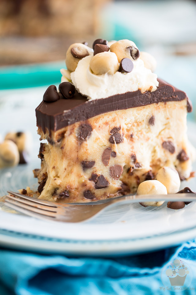 Welcome to your new addiction: two of the most delightful treats in the whole wide world are rolled into one in this Chocolate Chip Cookie Dough Cheesecake.