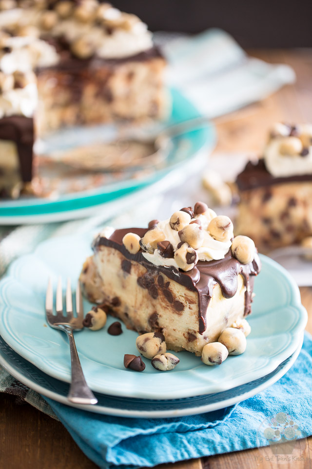 Welcome to your new addiction: two of the most delightful treats in the whole wide world are rolled into one in this Chocolate Chip Cookie Dough Cheesecake.