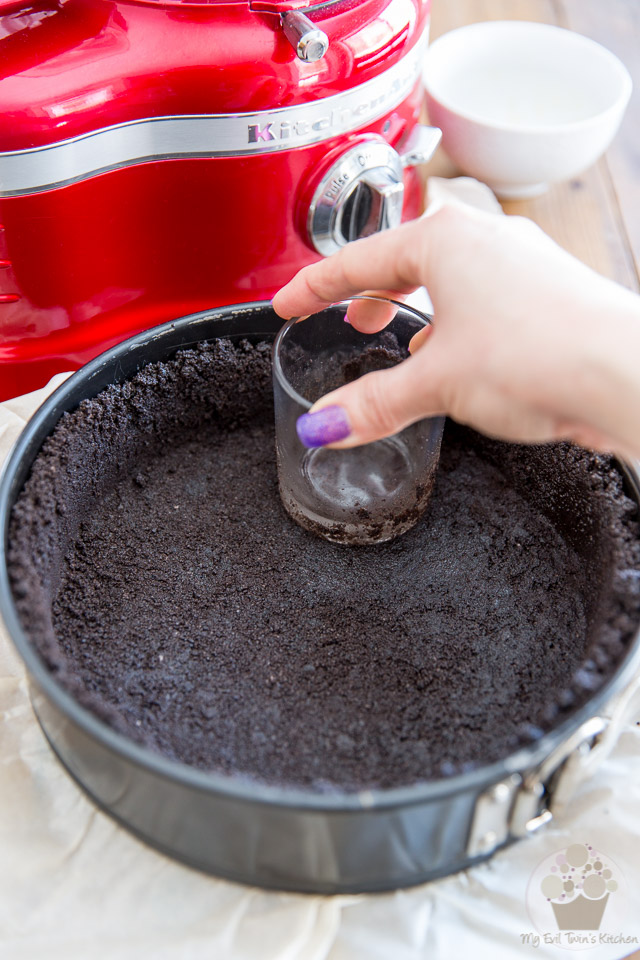 Cookies and Cream Oreo Cheesecake by My Evil Twin's Kitchen | Recipe and step-by-step instructions on eviltwin.kitchen